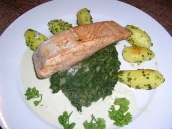 Lachs auf Blattspinat mit Knoblauchschaum und Drillingen - schnell zubereitet - aber nix für Edelgard - Rezept