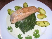 Lachs auf Blattspinat mit Knoblauchschaum und Drillingen - schnell zubereitet - aber nix für Edelgard - Rezept