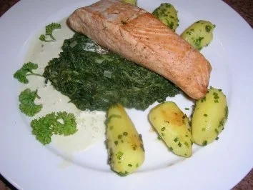Lachs auf Blattspinat mit Knoblauchschaum und Drillingen - schnell zubereitet - aber nix für Edelgard - Rezept - Bild Nr. 2