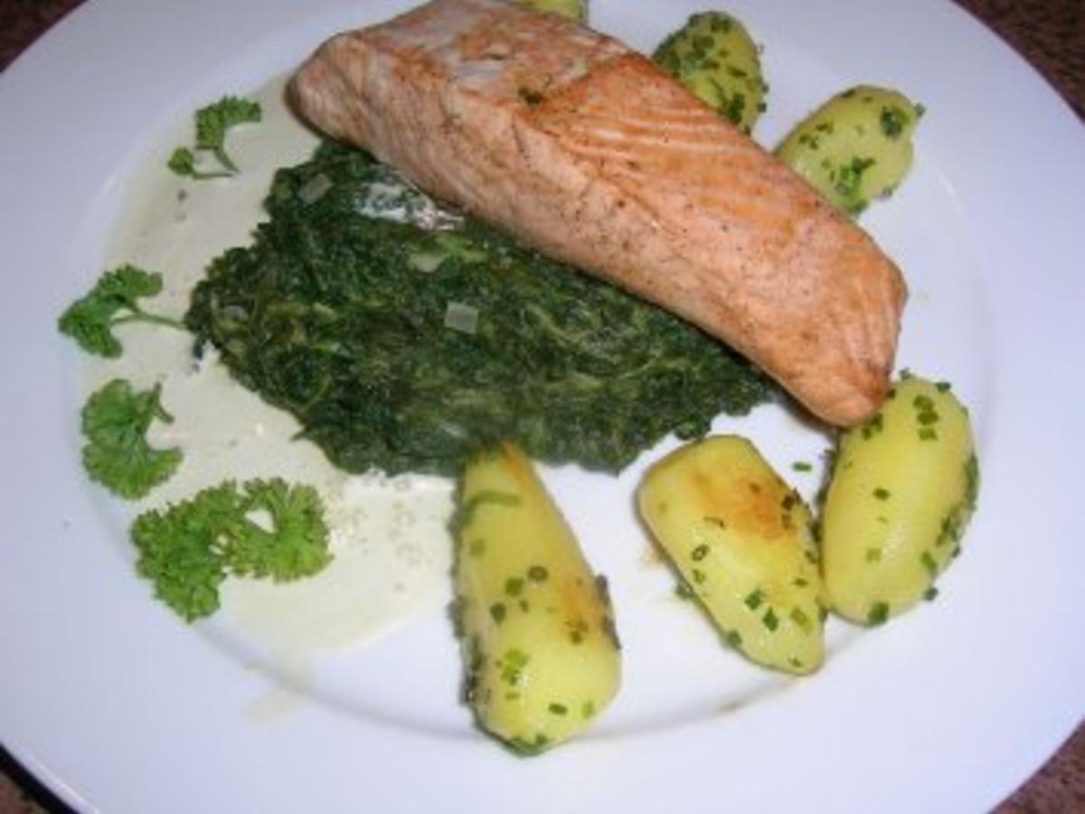 Lachs auf Blattspinat mit Knoblauchschaum und Drillingen - schnell ...