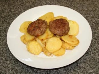 Gebratene Weinkartoffeln mit Fleischküchle - Rezept