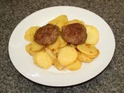 Gebratene Weinkartoffeln mit Fleischküchle - Rezept