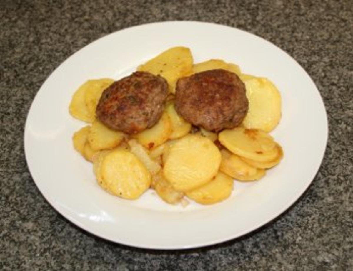 Bilder für Gebratene Weinkartoffeln mit Fleischküchle - Rezept