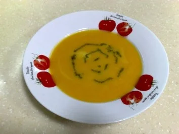 Rezept: Kürbiskremesuppe mit Basilikumpesto Kürbiskremesuppe mit Basilikumpesto - Rezept