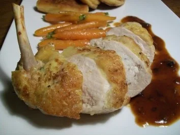 getrüffelte Perlhuhnsupreme an Pilz-Kartoffeltaschen und Minikarotten - Rezept