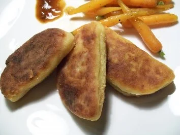 getrüffelte Perlhuhnsupreme an Pilz-Kartoffeltaschen und Minikarotten - Rezept - Bild Nr. 2