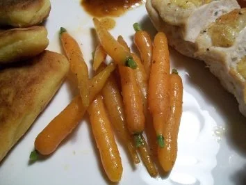 getrüffelte Perlhuhnsupreme an Pilz-Kartoffeltaschen und Minikarotten - Rezept - Bild Nr. 3