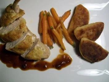 getrüffelte Perlhuhnsupreme an Pilz-Kartoffeltaschen und Minikarotten - Rezept - Bild Nr. 4