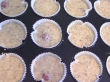 Rezept: Grieß-Haselnuss-Muffins mit Kirschen Bild Nr. 4 Grieß-Haselnuss-Muffins mit Kirschen - Rezept - Bild Nr. 4