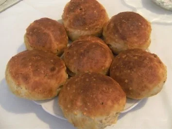 Rezept: KLEINGEBÄCK - Nußbrötchen mit Hüttenkäse KLEINGEBÄCK - Nußbrötchen mit Hüttenkäse - Rezept