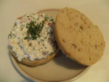 Rezept: KLEINGEBÄCK - Nußbrötchen mit Hüttenkäse Bild Nr. 4 KLEINGEBÄCK - Nußbrötchen mit Hüttenkäse - Rezept - Bild Nr. 4