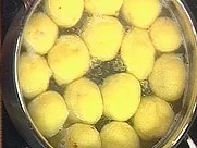 Knödelfertigteig mit Backobst und Pinienkernen gefüllt - Rezept