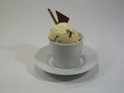 Kokos-Eiscreme mit knackiger Schokolade - Rezept