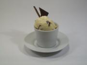 Kokos-Eiscreme mit knackiger Schokolade - Rezept