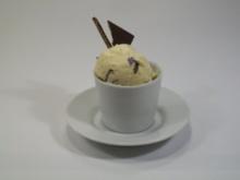 Kokos-Eiscreme mit knackiger Schokolade - Rezept