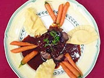 Rezept: Ochsenbein in Barolo geschmort an Sellerieravioli Ochsenbein in Barolo geschmort an Sellerieravioli - Rezept