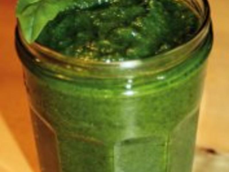 Basilikum Pesto - schnell &amp; einfach - 656 kcal/100g
