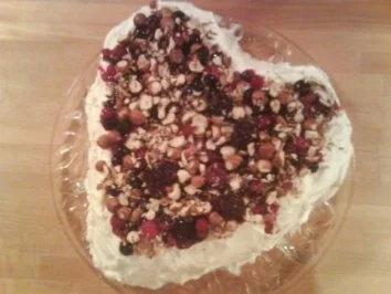 Herzkuchen mit Waldbeeren und Haselnüssen - Rezept