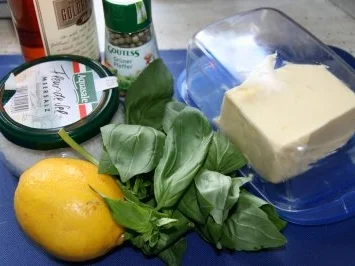 Rezept: Rinderfilet unter Schalotten-Kräuter-Kruste mit Cognac-Basilicum-Butter Bild Nr. 3 Rinderfilet unter Schalotten-Kräuter-Kruste mit Cognac-Basilicum-Butter - Rezept - Bild Nr. 3