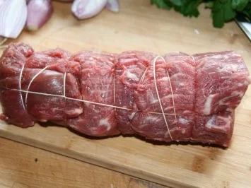 Rezept: Rinderfilet unter Schalotten-Kräuter-Kruste mit Cognac-Basilicum-Butter Bild Nr. 4 Rinderfilet unter Schalotten-Kräuter-Kruste mit Cognac-Basilicum-Butter - Rezept - Bild Nr. 4