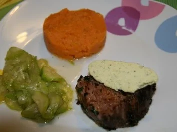Rezept: Rinderfilet unter Schalotten-Kräuter-Kruste mit Cognac-Basilicum-Butter Rinderfilet unter Schalotten-Kräuter-Kruste mit Cognac-Basilicum-Butter - Rezept