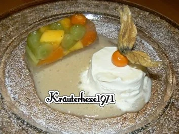 Früchtesülze tanzt mit einem Quark-Mascarponetörtchen auf einem Bananenfruchtspiegel - Rezept