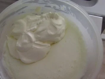 Rezept: Joghurt-Zitronen-Sahne-Creme Bild Nr. 3 Joghurt-Zitronen-Sahne-Creme - Rezept - Bild Nr. 3