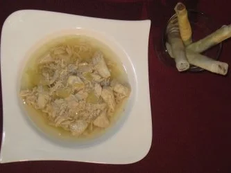 Rezept: Zitronengrassuppe mit Hähnchenstreifen, dazu Lumpia Shanghai Zitronengrassuppe mit Hähnchenstreifen, dazu Lumpia Shanghai - Rezept