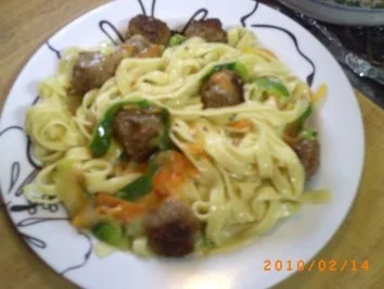 Hauptgericht: Hackklößchen auf Gemüse-Nudeln - Rezept