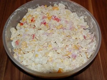 Nudelsalat mit Käse und Schinken - Rezept