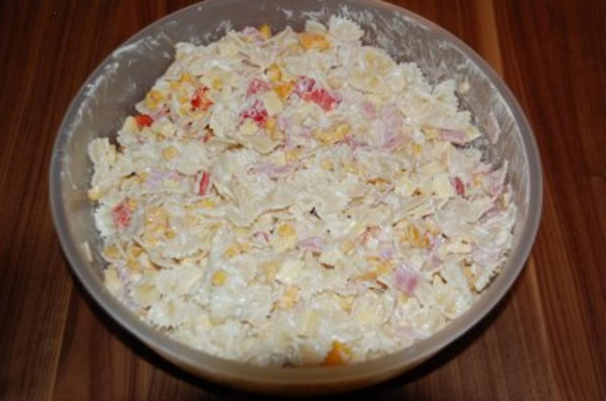 Nudelsalat mit Käse und Schinken - Rezept - kochbar.de