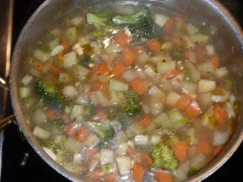 Süppchen: Gemüsesuppe und gröstetes Bauernbrot - Rezept - Bild Nr. 2