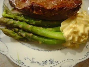 Grüner Spargel mit feiner Eiercreme (nicht so schwer wie Hollandaise) - Rezept