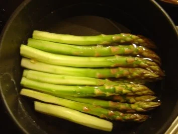Grüner Spargel mit feiner Eiercreme (nicht so schwer wie Hollandaise) - Rezept - Bild Nr. 2