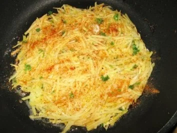 Rösti mit Schmelzkäse, Frühstückspeck u. Tomaten - Rezept - Bild Nr. 4