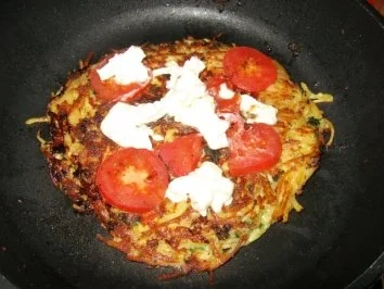 Rösti mit Schmelzkäse, Frühstückspeck u. Tomaten - Rezept - Bild Nr. 5
