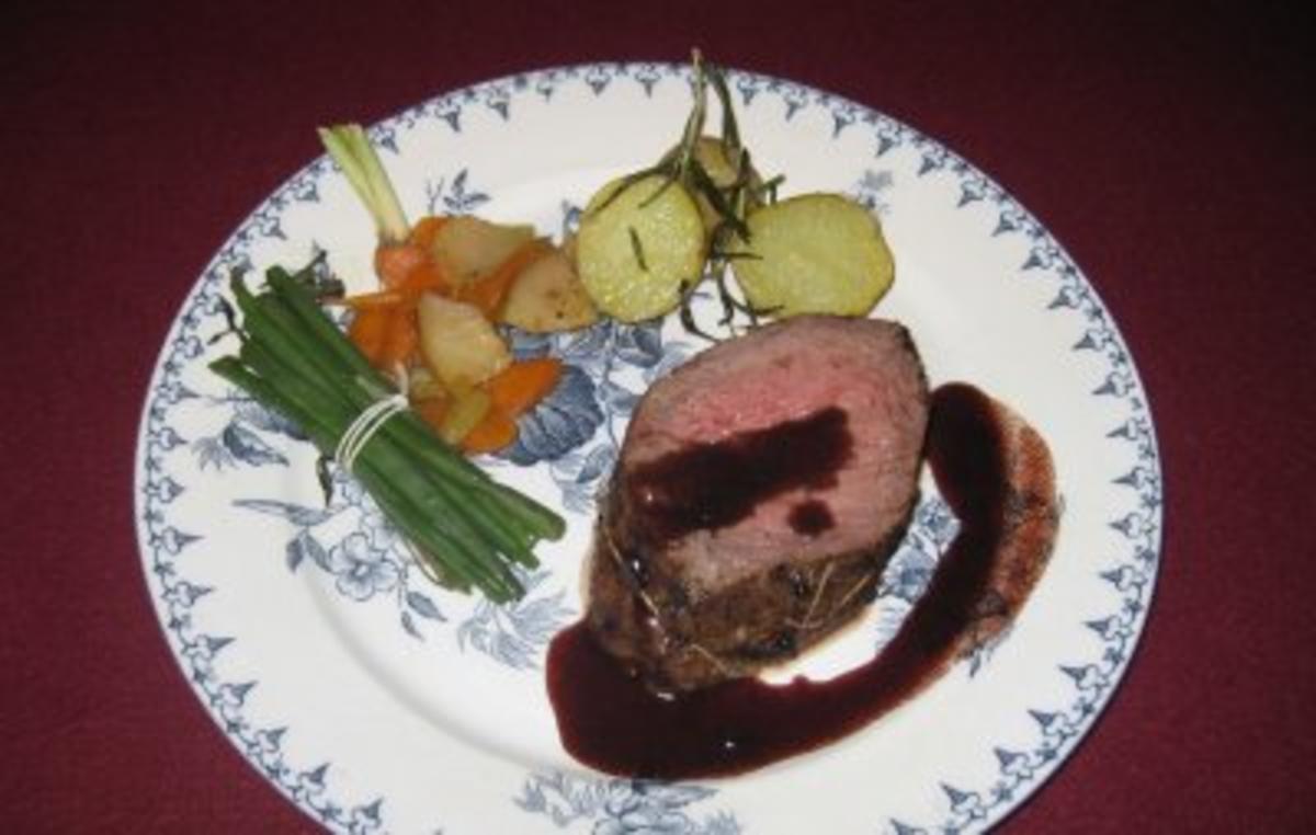 Bilder für Balsamico-Rinderfilet mit Rosmarinkartoffeln und kandiertem Gemüse - Rezept