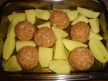HACKBALLEN MIT KARTOFFELN IM OFEN - Rezept - Bild Nr. 2