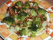 Salate:  Lauwarmer Broccolisalat mit gerösteten Mandeln - Rezept