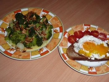 Rezept: Salate: Lauwarmer Broccolisalat mit gerösteten Mandeln Bild Nr. 2 Salate: Lauwarmer Broccolisalat mit gerösteten Mandeln - Rezept - Bild Nr. 2