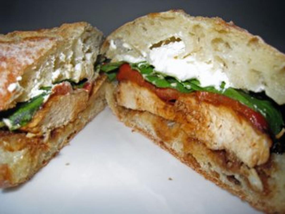 Sandwich mit glasierter Hühnerbrust, Ziegenkäse und gegrillter Paprika - Rezept