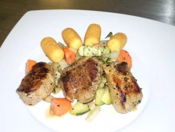 Schweinefilet mit Gemüse und Kroketten - Rezept