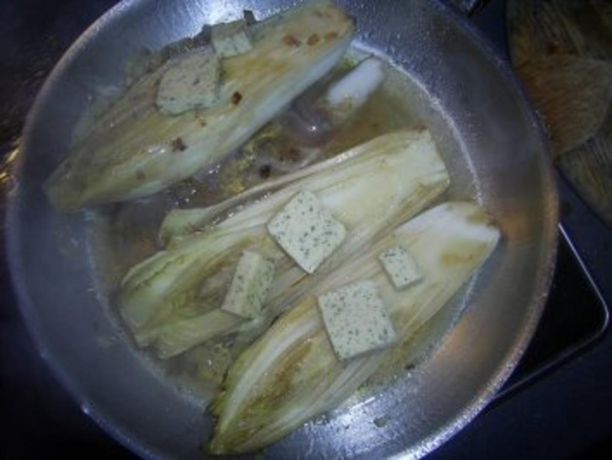 Entenbrust mit Preiselbeersoße an geschmortem Chicoree mit gefüllten Klösen - Rezept - Bild Nr. 7
