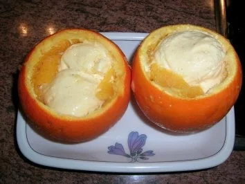Rezept: Überbackene Orangen, gefüllt mit Vanilleeis -( Nachspeise zum G.... mahl) DIE BAISERMASSE IST NICHT VERBRANNT! Die Aufnahme nur leider sehr schlecht Bild Nr. 3 Überbackene Orangen, gefüllt mit Vanilleeis -( Nachspeise zum G.... mahl) DIE BAISERMASSE IST NICHT VERBRANNT! Die Aufnahme nur leider sehr schlecht - Rezept - Bild Nr. 3