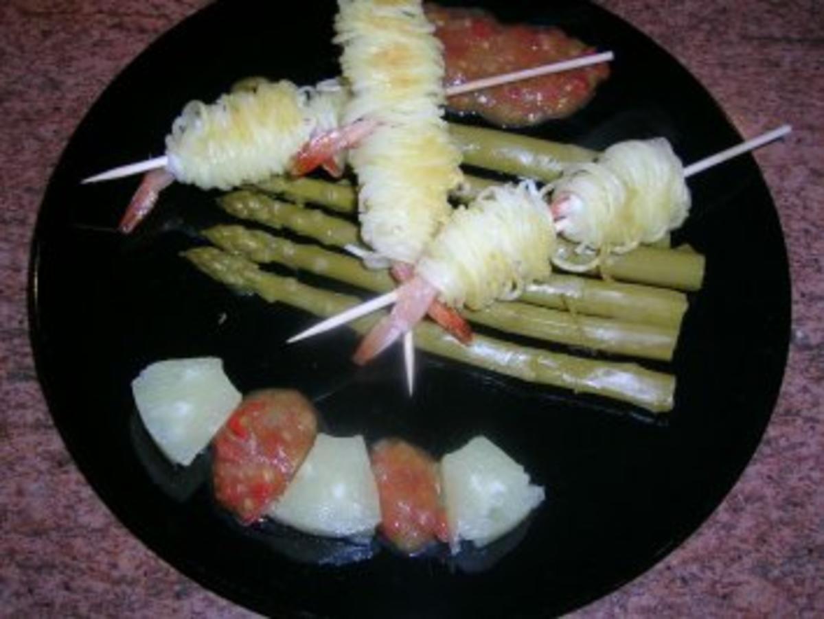Garnelen im Kartoffelmäntelchen mit grünem Spargel + Tomaten Salsa ...