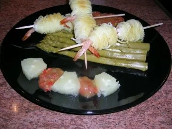 Garnelen im Kartoffelmäntelchen mit grünem Spargel + Tomaten Salsa  (Vorspeise zum G....mahl) - Rezept - Bild Nr. 2