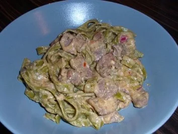 Rezept: Gorgonzola-Lamm mit grünen Bandnudeln Gorgonzola-Lamm mit grünen Bandnudeln - Rezept