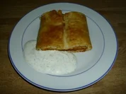 Fischstäbchen-Strudel mit Sauerrahmdipp - Rezept
