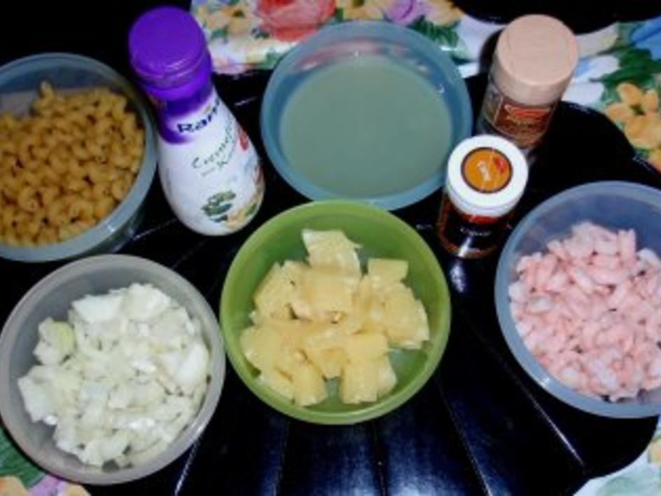 Nudeln tauchen in Tiefseegarnelen-Sahne-Ananas-Curry-Soße - Rezept ...