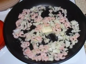 Nudeln tauchen in Tiefseegarnelen-Sahne-Ananas-Curry-Soße - Rezept - Bild Nr. 3